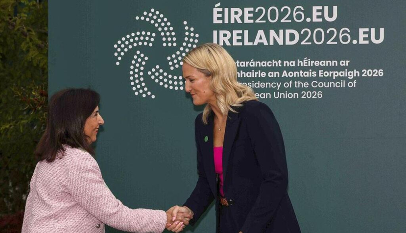 La ministra de Defensa, Margarita Robles, saluda a la ministra Helen McEntee en la reunión informal de ministros de Defensa de la Unión Europea. / © lamoncloa.gob.es. Ministerio de la Presidencia.