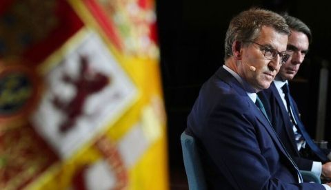 Feijóo y Aznar comparten un coloquio | Foto de David Mudarra/PP