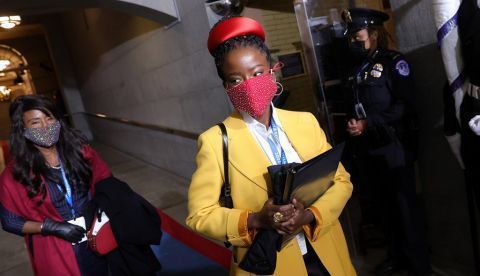 La joven poeta Amanda Gorman fue registrada este miércoles a su llegada al acto de investidura del nuevo presidente de Estados Unidos, Joe Biden, en el Capitolio estadounidense, en Washington DC (EE.UU.). 