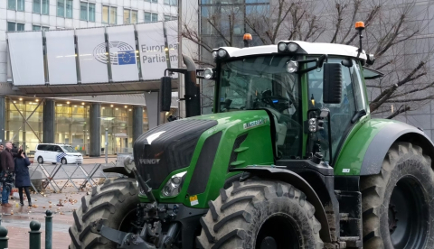 Protesta de agricultores durante la cumbre de la UE el 18 de diciembre de 2025 en la plaza de Luxemburgo de Bruselas, frente al Parlamento Europeo. PP Photos/Shutterstock