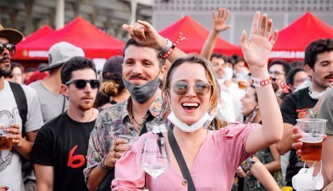 Jóvenes sin mascarillas en un festival de música. Shutterstock / Christian Bertrand