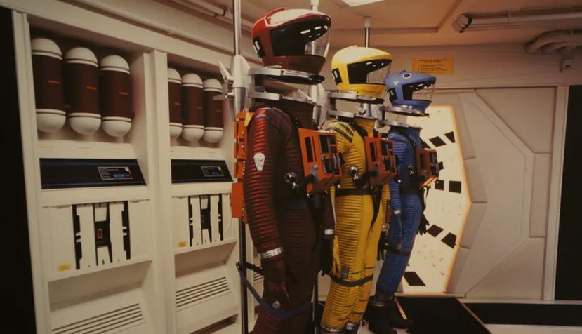 Incluso 17 años después del 2001 de ficción, los trajes espaciales son más voluminosos en la realidad. Matthew J. Cotter/Flickr, CC BY-SA