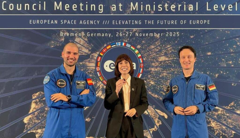 La ministra de Ciencia, Innovación y Universidades, Diana Morant, junto a los astronautas Pablo Álvarez y Matthias Maurer. / © lamoncloa.gob.es. Ministerio de la Presidencia.