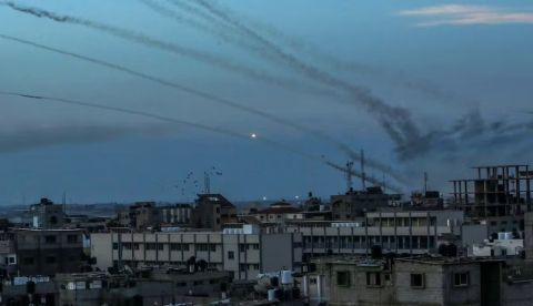 Ataque de Hamás a Israel desde la ciudad de Rafah, en el sur de la Franja de Gaza, el 7 de octubre de 2023. Anas-Mohammed / Shutterstock
