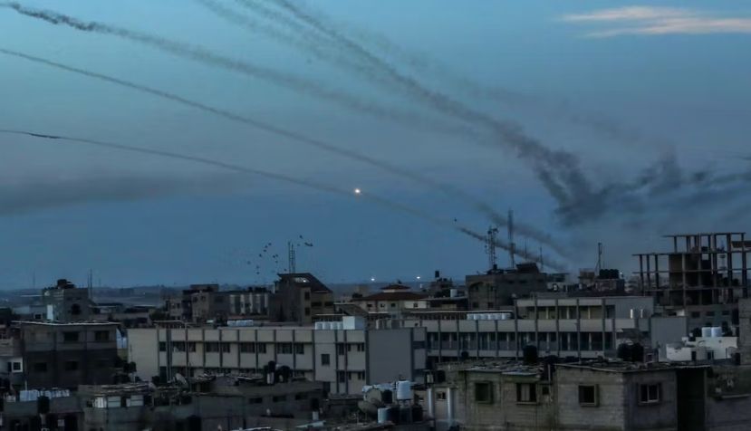 Ataque de Hamás a Israel desde la ciudad de Rafah, en el sur de la Franja de Gaza, el 7 de octubre de 2023. Anas-Mohammed / Shutterstock