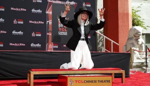 Diane Keaton inmortaliza sus huellas en el famoso Teatro Chino de Hollywood