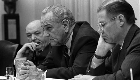 El secretario de Estado Dean Rusk, el presidente Lyndon B. Johnson y el secretario de Defensa Robert McNamara en una reunión en la Sala del Gabinete de la Casa Blanca. / Dominio público