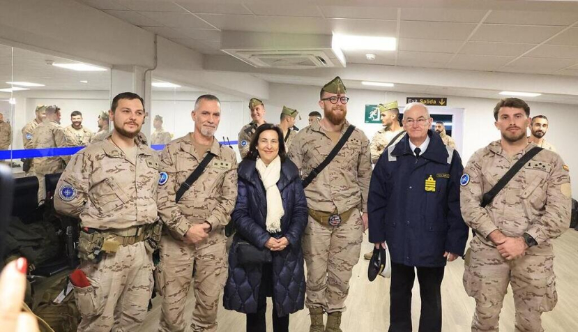 La ministra de Defensa, Margarita Robles, y el Jefe del Estado Mayor de la Defensa, Teodoro López, con los militares evacuados a su llegada a la Base de Torrejón. / © lamoncloa.gob.es. Ministerio de la Presidencia.
