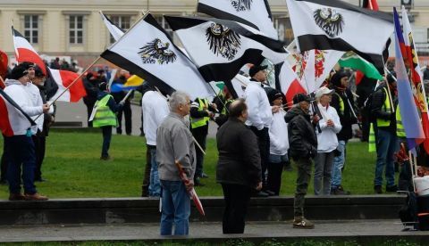 Miembros de Reichsbürgerbewegung (Movimiento Ciudadanos de Reich), que niega la legitimidad del actual Estad alemán, en una manifestación de 2019 en Berlín. Shutterstock / Juergen Nowak