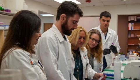 Fotografía cedida por la Universidad de Miami (UM) donde aparece la directora del laboratorio del Departamento de Bioquímica y Biología Molecular de la Escuela de Medicina Miller, la española Sylvia Daunert/EFE