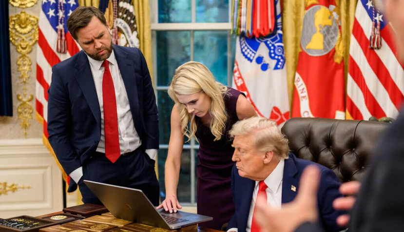 Le 18 août 2025, dans le bureau Ovale, sous les yeux de J. D. Vance et de Donald Trump, Natalie Harp finalise un post du président sur Truth Social pendant une rencontre avec plusieurs leaders européens. Daniel Torok/Site officiel de la Maison-Blanche