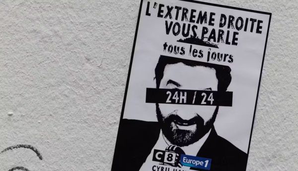 Affiche de l'association Attac contre les émissions de Cyril Hanouna et les chaînes d'information C8 et Europe 1, le 8 juillet 2024. Joel Saget/AFP