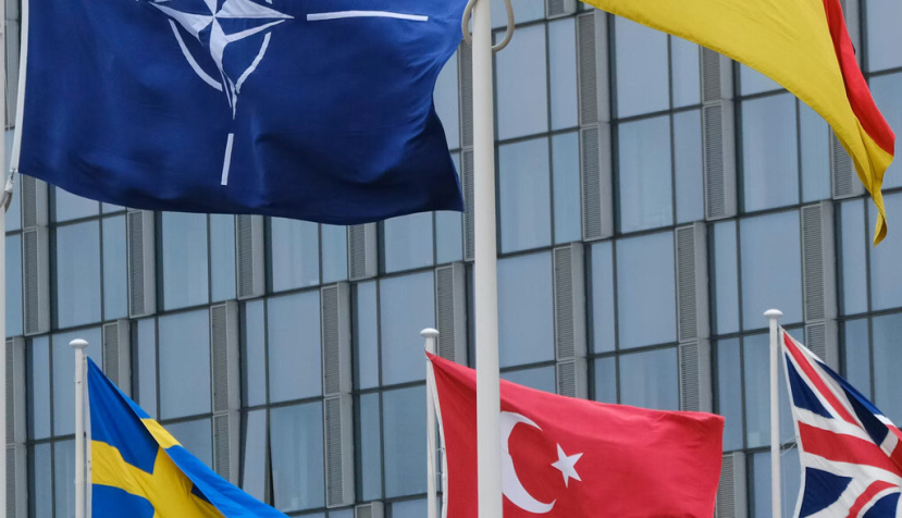 Las banderas nacionales de los países miembros de la OTAN ondean fuera de la sede de la organización en Bruselas. Alexandros Michailidis/Shutterstock