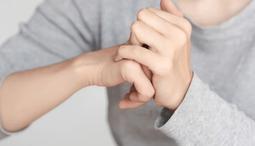 Persona crujiéndose los nudillos de las manos. Oporty786/Shutterstock