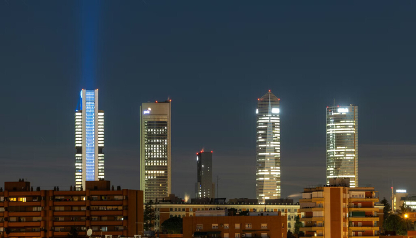 Área de negocios de las Cinco Torres, en Madrid, por la noche. Jose Luis Vega/Shutterstock