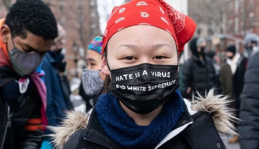 Una joven de origen asiático lleva una mascarilla que recuerda que el odio es un virus, en una manifestación en Nueva York. Lev Radin / Shutterstock
