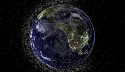Mientras los programas espaciales de EEUU y China miran hacia la Luna o incluso a Marte, Europa busca ser pionera en un campo más prosaico pero igual de importante como es la limpieza de la chatarra espacial que orbita alrededor de la Tierra, cuya creciente cantidad empieza a preocupar. EFE/Electro Optic Systems/Archivo