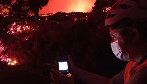 Un miembro del Instituto Volcanológico de Canarias toma la temperatura de la colada de lava de la erupción de Cumbre Vieja: 1075°C en ese momento. Instituto Volcanológico de Canarias