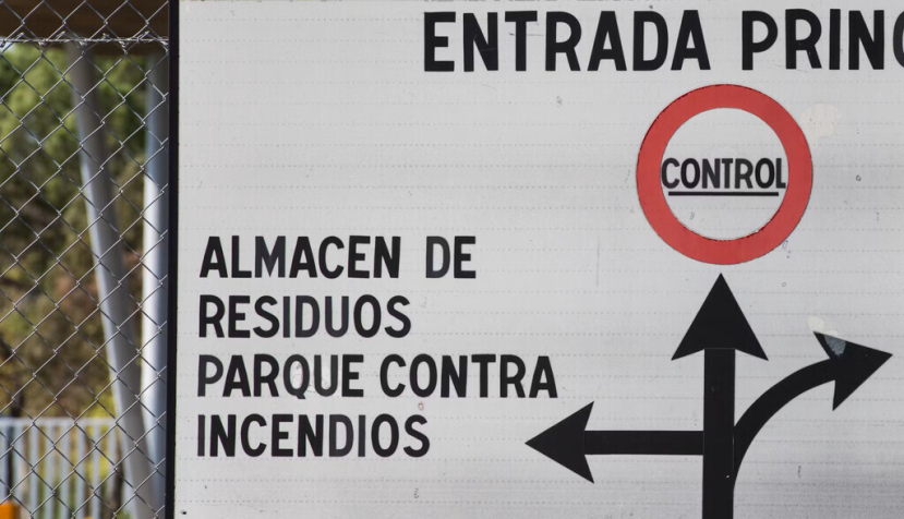 Cartel indicador en la entrada a la central de Almaraz. Esteban Martinena Guerrer/Shutterstock