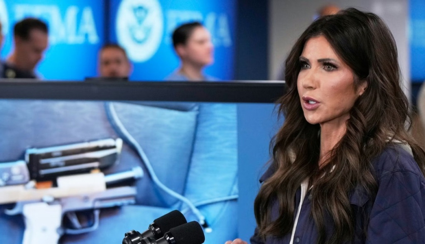 A pesar de las pruebas que indican lo contrario, la secretaria de Seguridad Nacional, Kristi Noem, declaró en una rueda de prensa celebrada el 24 de enero de 2026 que Alex Pretti ‘llegó armado… y atacó’ a los agentes, quienes tomaron medidas para ‘defender sus vidas’. AP Photo/Julia Demaree Nikhinson