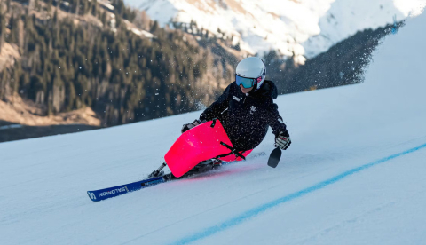  Esquiadora descendiendo por una pista. La esquiadora española Audrey Pascual, durante la concentración previa a los Juegos Paralímpicos de Milán-Cortina 2026 en los Alpes. Comité Paralímpico Español