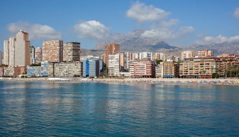 Vista de Benidorm (Alicante) desde el Mediterráneo. Shutterstock / artjazz
