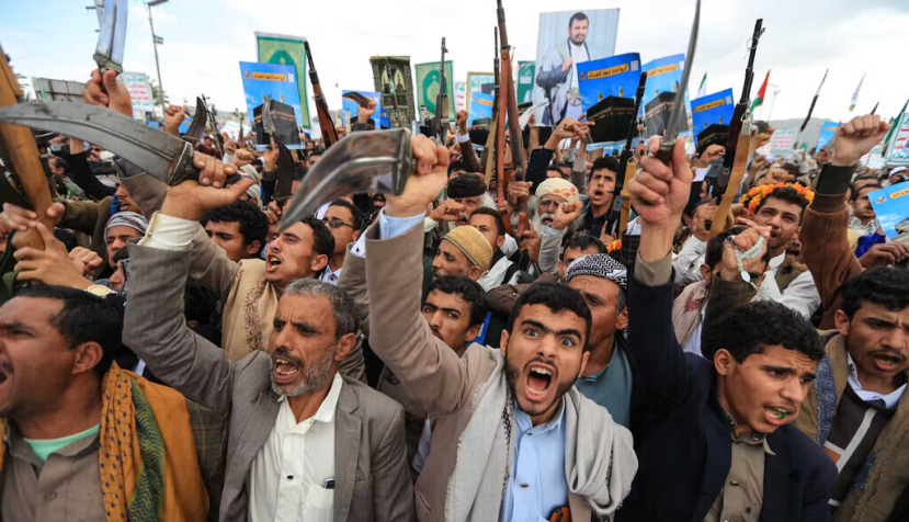 Sanaa, le 18 septembre 2026 : des partisans des autorités houthistes brandissent des armes et des pancartes représentant la Kaaba et portant l’inscription « Pour elle, nous offrons volontiers nos âmes », lors d’une manifestation contestant l’accusation de Riyad selon laquelle les houthistes auraient bombardé la ville sainte de La Mecque. Mohammad Huwais/AFP