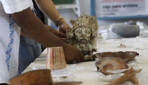 Descubren once entierros humanos, mil piezas y un petrograbado en el centro de México