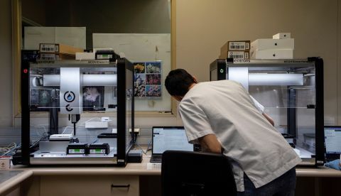 Los hospitales Vall d'Hebron (en la imagen) y Clínic de Barcelona, el hospital La Paz de Madrid y el instituto de investigación Carlos III de Madrid han incorporado desde hace unos días unos robots que permiten hacer 2.400 pruebas de PCR cada día en cada uno de los centros. EFE/Enric Fontcuberta