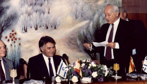 Dov Shilansky, presidente de la Kneset (parlamento israelí), pronuncia un discurso durante la visita oficial de Felipe González a Israel, diciembre de 1991. /Foto cortesía de la Fundación Felipe González