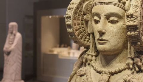  En primer plano, la Dama de Elche, con la Gran Dama Oferente al fondo, ambas expuestas en el Museo Arqueológico Nacional. VIATOR IMPERI from HISPANIA/Wikimedia Commons, CC BY-SA