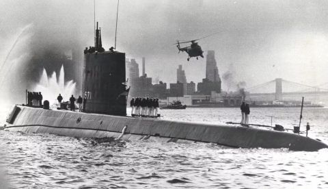El USS Nautilus, primer submarino dotado de propulsión atómica, visita Nueva York en 1956. Biblioteca Digital de la Universidad de Alcalá, CC BY-NC