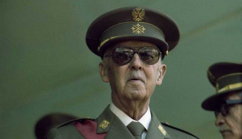 Francisco Franco vestido de uniforme militar en 1975.