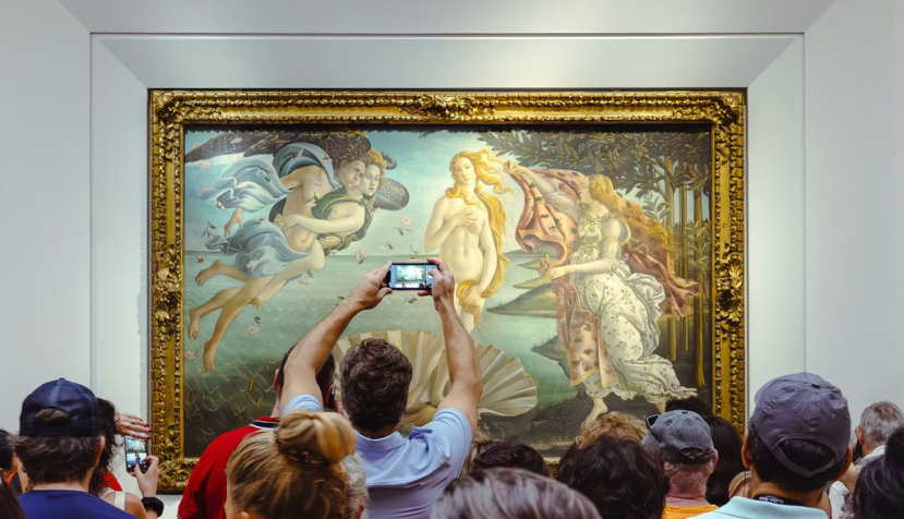 Visitantes frente al Nacimiento de Venus, cuadro de Sandro Botticelli en la Galería de los Uffizi. smpoly/Shutterstock