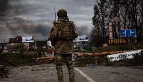 Un soldado ucraniano, en marzo de 2022, en la ciudad de Irpin, cerca de Kiev. Kutsenko Volodymyr/Shutterstock