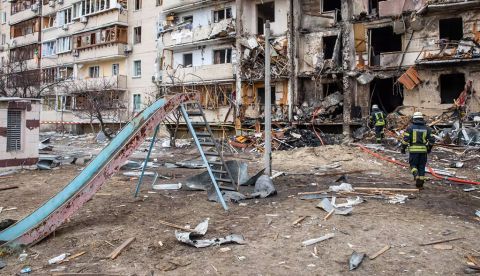 Zona residencial de Kiev atacada por un aviones rusos el 25 de febrero de 2022. Shutterstock / Drop of Light