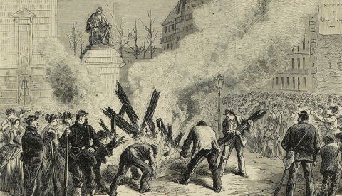 Los comuneros queman la guillotina, grabado anónimo con dibujo de Frédéric Lix. / Wikipedia.