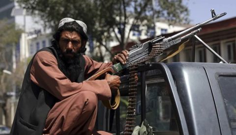 Combatiente talibán en Kabul, Afganistán. John smith 2021/Shutterstock