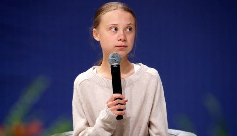 La joven activista medioambiental sueca Greta Thunberg (c), da un discurso durante su participación en un encuentro con científicos para concienciar a los ciudadanos sobre la emergencia climática desde los argumento de la ciencia, este martes, en el ámbito de la Cumbre del Clima, en Madrid, España. EFE/Zipi