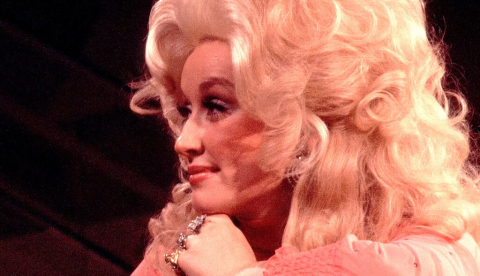 “Es caro lucir tan vulgar”, dijo Dolly Parton. Paul Natkin/Getty Images