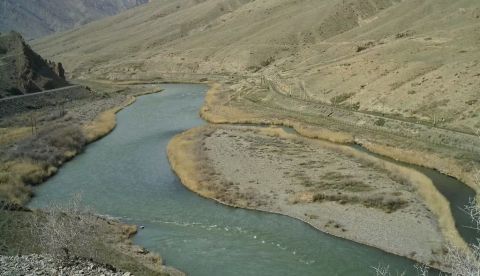 El río Aras en las proximidades de Julfa-Irán (a la izquierda estaría Irán y a la derecha el exclave azerí de Najicheván). M. Karzarj/Wikimedia Commons, CC BY-SA