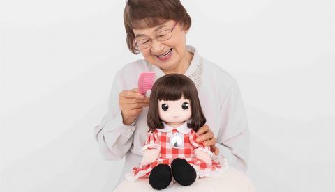 Desarrollan una muñeca con IA para aliviar el aislamiento de la tercera edad