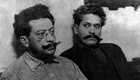 Ricardo (i) y Enrique Flores Magón, en Los Ángeles.