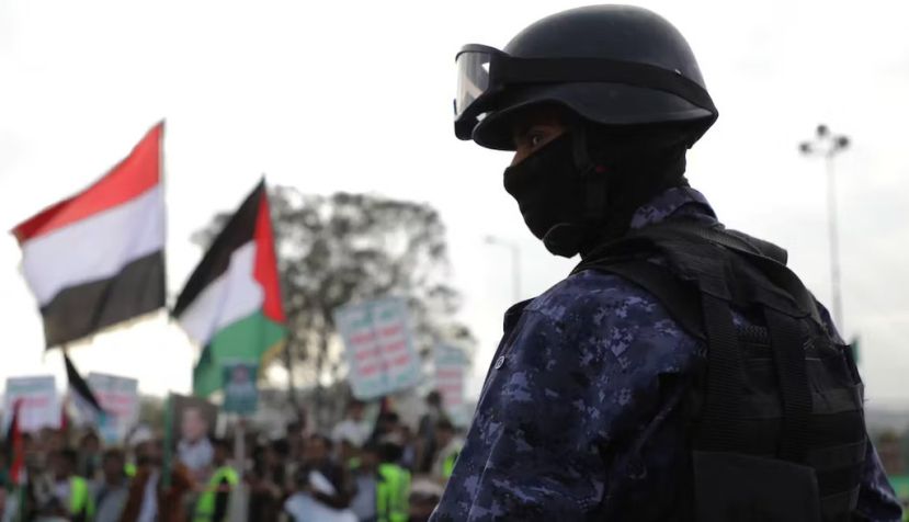Las fuerzas de seguridad yemeníes afiliadas a los hutíes montan guardia durante una marcha en solidaridad con el pueblo de Gaza en la capital, Saná. Zuma/Alamy