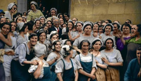 1932, visita de Niceto Alcalá Zamora, Presidente de la República Española, a la Fábrica de Tabacos de San Sebastián. Foto posando junto a las empleadas de Tabacalera, del fotógrafo Martín Ricardo / Kutxateca. E/Coloreada - Tina Paterson