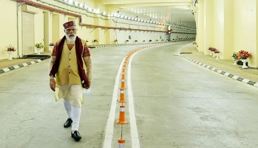 El primer ministro de la India, Shri Narendra Modi, durante la inauguración del túnel de autopista más largo del mundo, en Manali, Himachal Pradesh en octubre de 2020. Shutterstock / YashSD