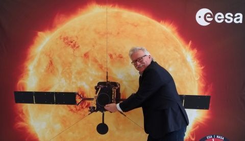 El director de Ciencia de la Agencia Espacial Europea (ESA), Günther Hasinger, posa para Efe este martes, con motivo del próximo despegue de la misión Solar Orbiter hacia el Sol dentro de diez días, en la que se quiere desvelar algunos de sus secretos y observar por primera vez sus regiones polares. EFE/ Carmen Rodríguez 