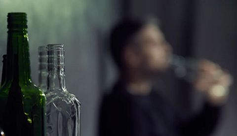 Investigan la relación entre el consumo de alcohol y la miopía