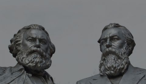 Karl Marx (i) y Friedrich Engels (d).