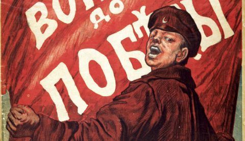 «Guerra hasta la victoria”, cartel ruso de la Primera Guerra Mundial que muestra a un soldado gritando con el puño cerrado, ondeando una pancarta roja con la leyenda «Guerra hasta la victoria”. Litografía de 1917.